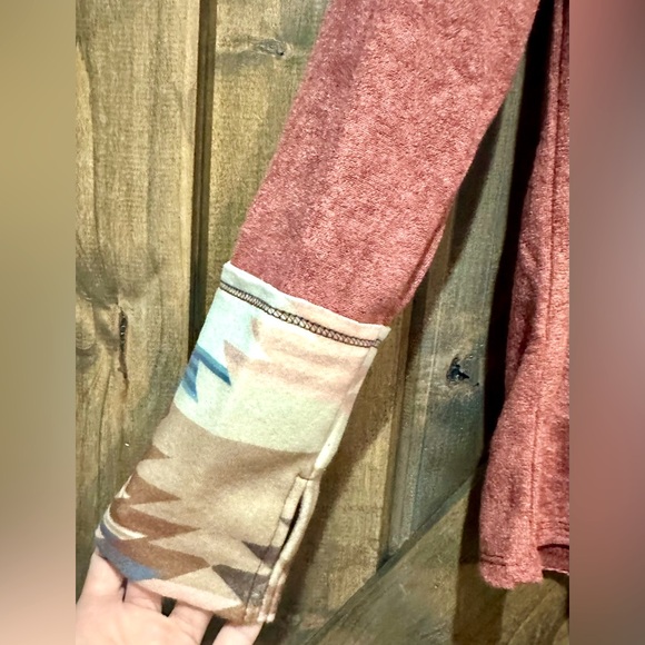 NWOT BiBi Long Sleeve Boho Aztec Thumb Hole Top Sz M - Picture 13 of 16